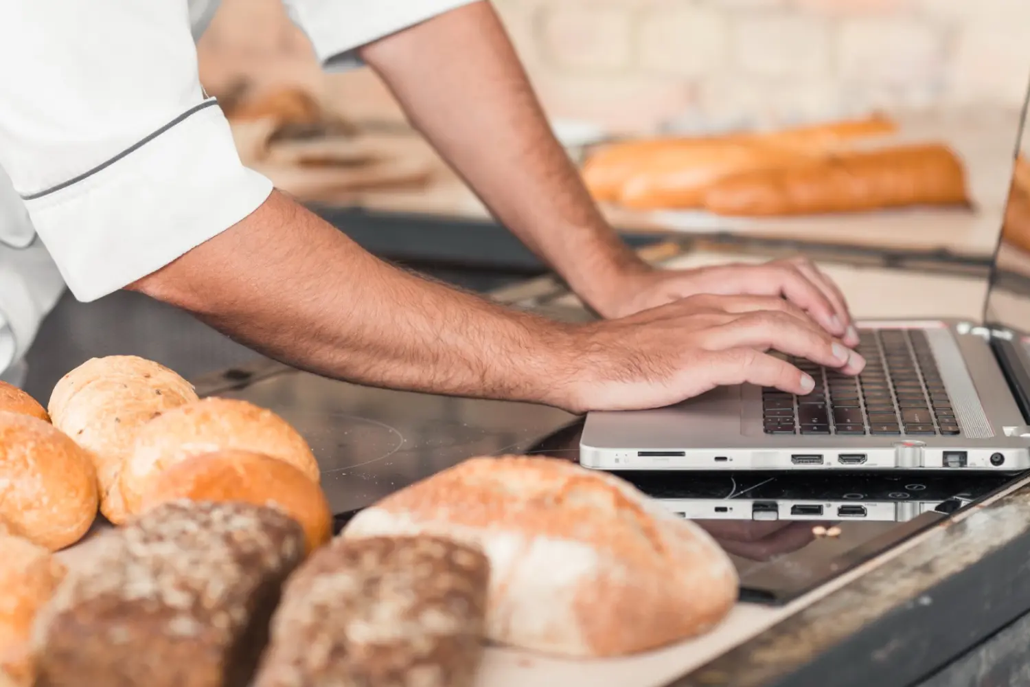 Bäcker mit Laptop von Cavus Bäckerei GmbH