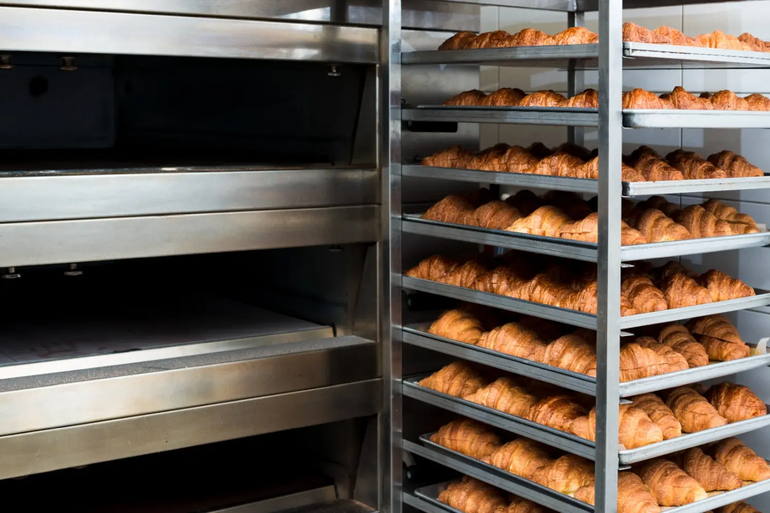 Gewerbebackofen mit verschiedenen Backwaren wie Gebäck und Brötchen der Cavus Bäckerei GmbH